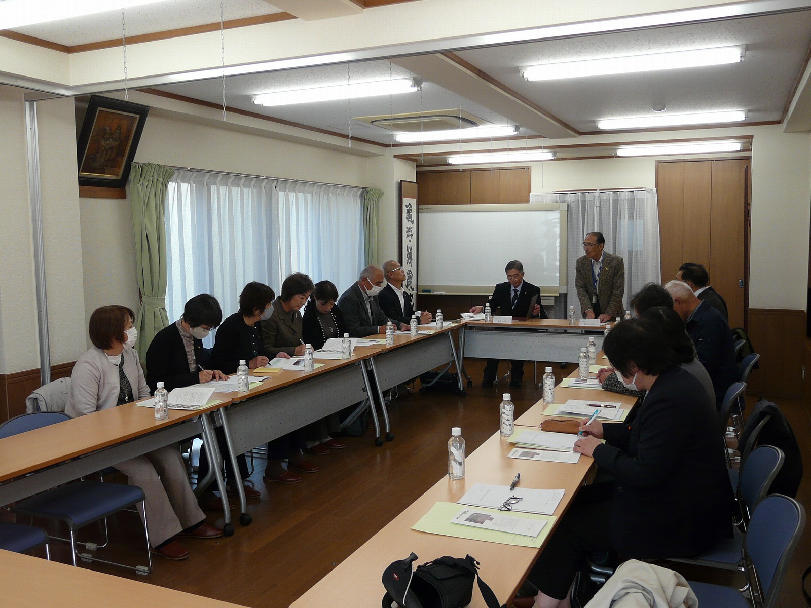 施設長、理事長より説明を受けている様子の写真