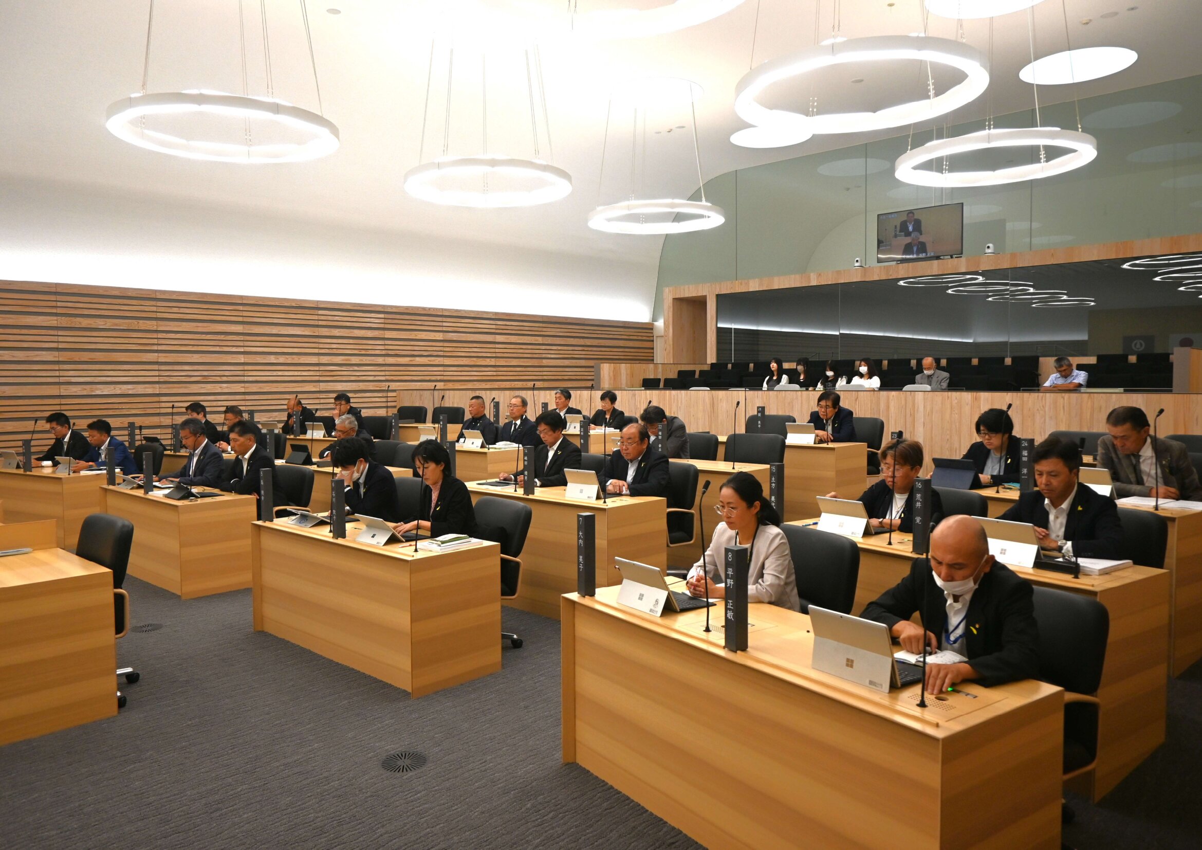 社明運動「黄色い羽根バッチ」の着用が広まるー小山市議会・野木町議会